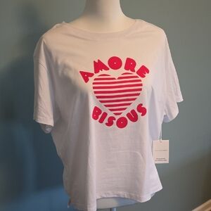 White Graphic Tee with Pink Heart "Amore Bisous"